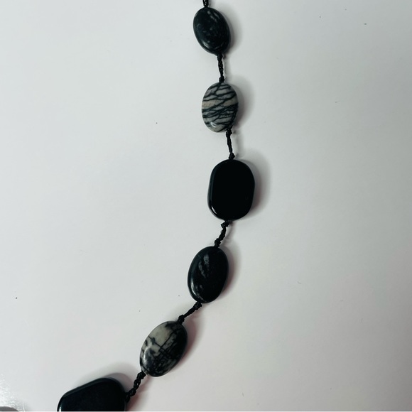 Necklace Individually Knotted Black Gray Lined Webbed Vein Smooth Stone Necklace - Picture 3 of 8